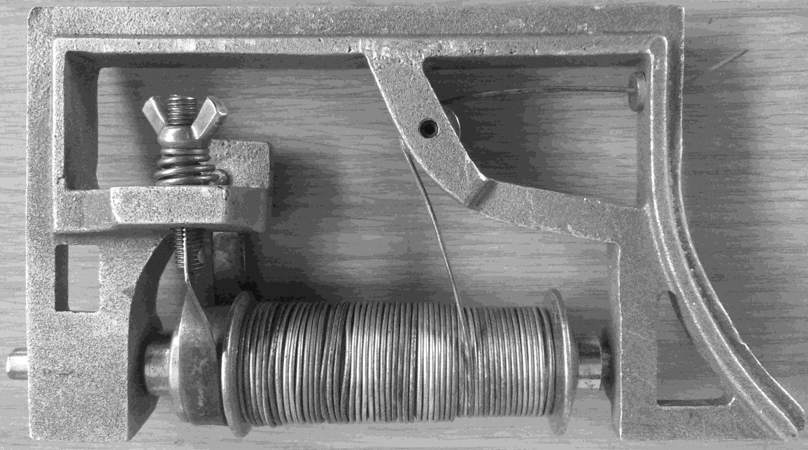 Metalowa taśmownica z rolką drutu i mechanizmem naciągowym do taśmowania węży pożarniczych