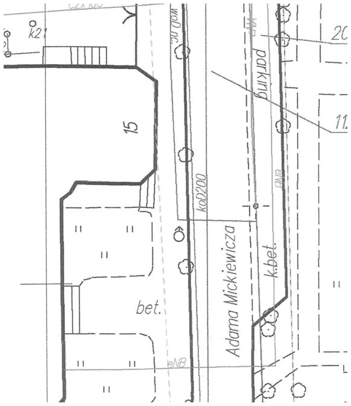 Fragment mapy do celów projektowych z ulicą Adama Mickiewicza, parkingiem, budynkiem 15 i siecią kanalizacyjną