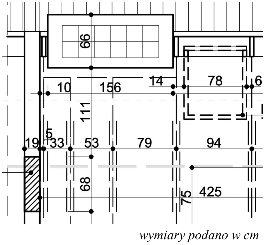 Fragment rzutu poddasza z oknem połaciowym i wymiarami w cm