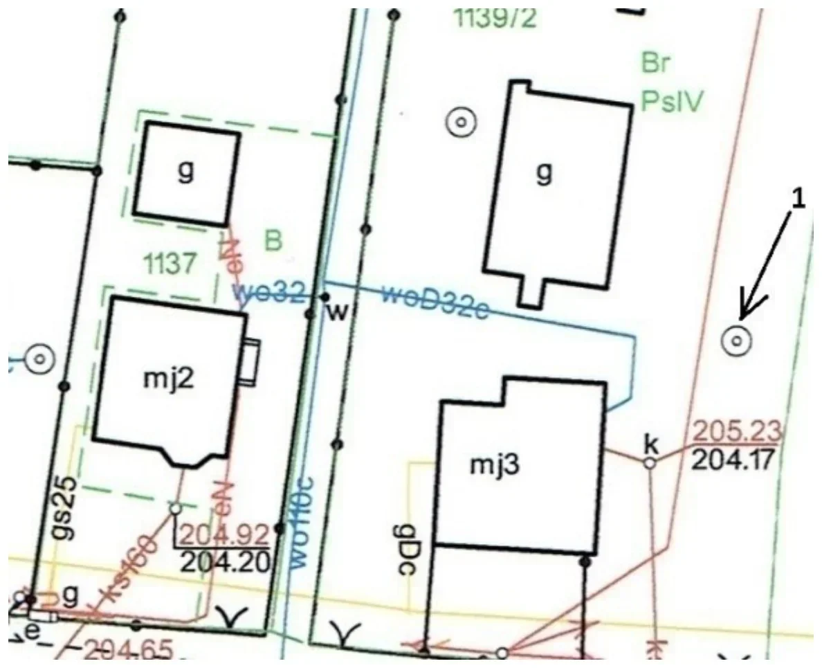 Fragment mapy zasadniczej z budynkami mj2 i mj3, przewodami i obiektem wskazanym strzałką z cyfrą 1