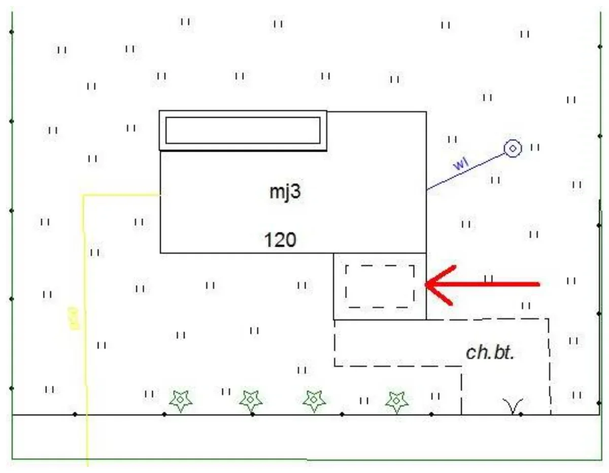 Fragment mapy zasadniczej z budynkiem mj3, obiektem przy budynku wskazanym czerwoną strzałką i ogrodzeniem
