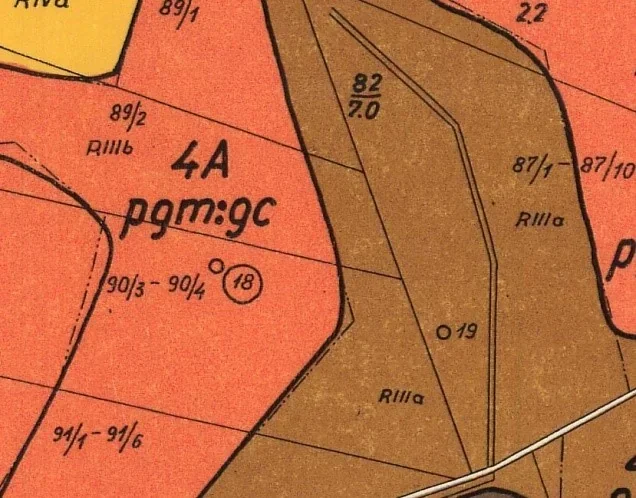 Kolorowy fragment mapy glebowo-rolniczej z konturami, oznaczeniem 4A pgm:gc i numerami