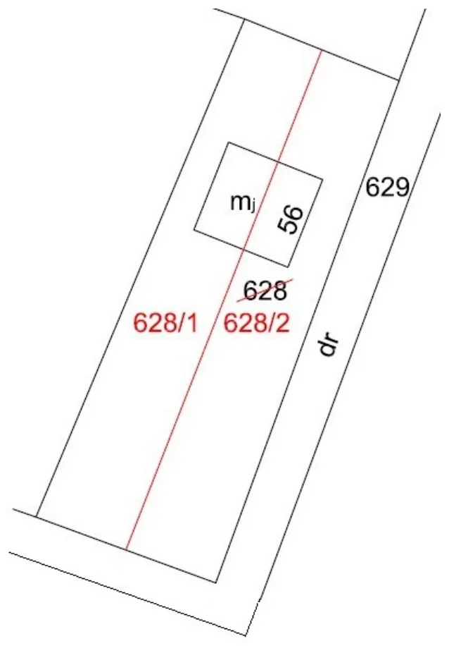 Szkic działki 628 z budynkiem mj 56 przeciętym czerwoną linią podziału na działki 628/1 i 628/2