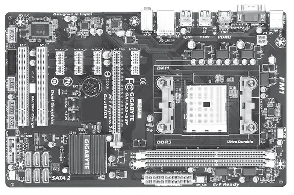 Zdjęcie płyty głównej Gigabyte z gniazdem procesora FM1, gniazdami pamięci DDR3 i slotami rozszerzeń