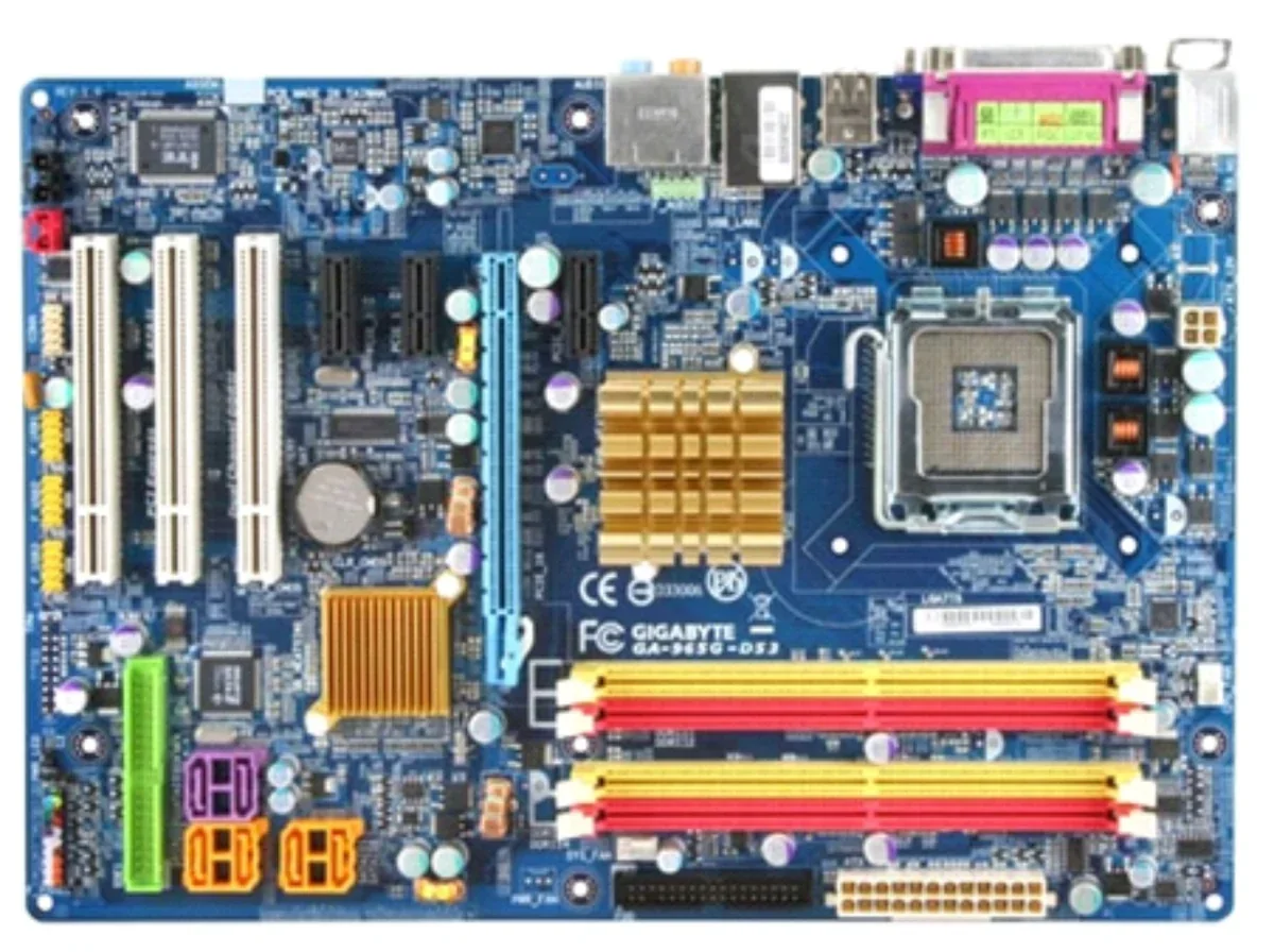 Zdjęcie płyty głównej Gigabyte GA-965G-DS3 z gniazdem procesora, slotami rozszerzeń, gniazdami pamięci i złączami dysków