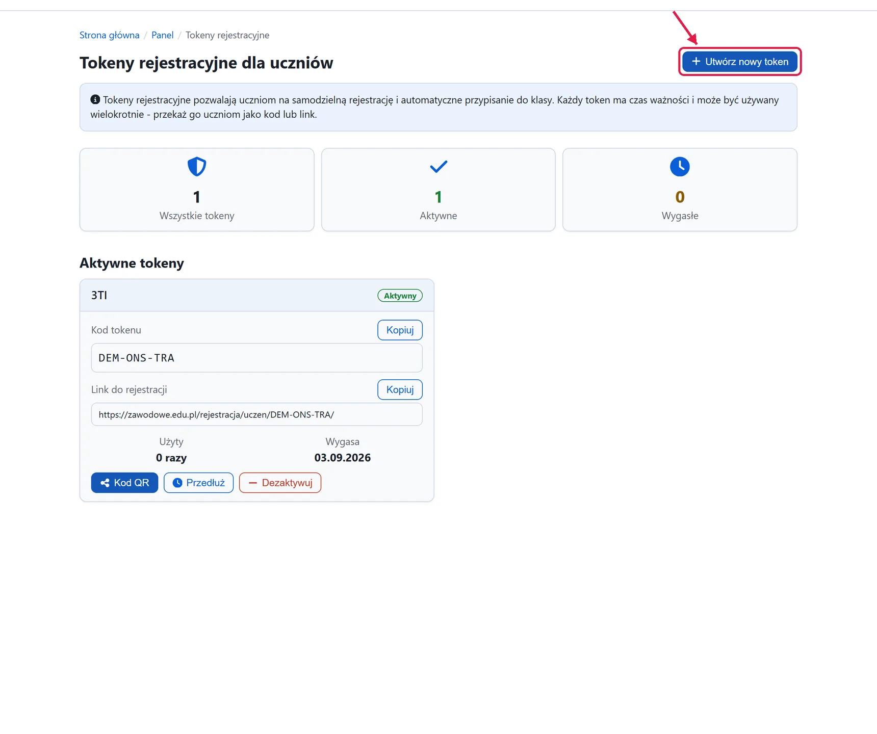 Strona tokenów rejestracyjnych nauczyciela ze strzałką wskazującą przycisk Utwórz nowy token